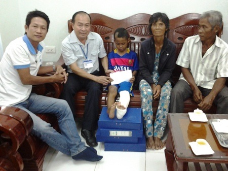 Vụ sập nhà trong trường tiểu học: Các học sinh đã được xuất viện - 2 Ông Huỳnh Văn Dũng trao quà đến gia đình em Tăng Thuận Phát.
