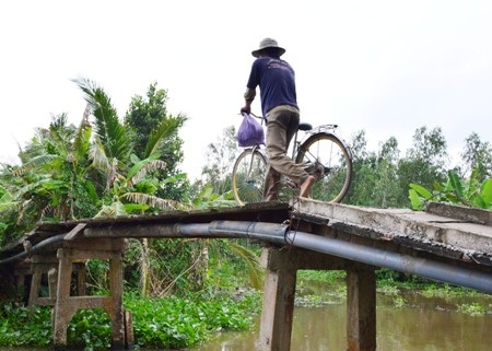 Cầu Kênh Gòn nhìn xa thấy chắc chắn nhưng nhiều chỗ đã xuống cấp, hư hại khiến người dân rất lo lắng mỗi khi đi qua cầu.