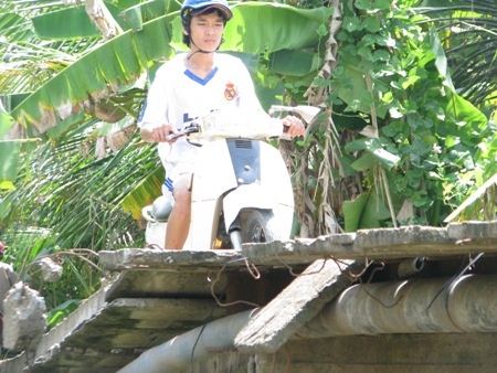 Mỗi lần qua cầu là mỗi lần hồi hộp bởi nhiều chỗ đã bị sụp, gãy và nhiều chỗ khác có thể bị sụp bất cứ lúc nào.