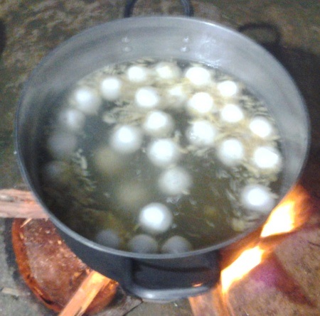 Ngon ngọt món chè trôi nước miền Tây - 7 Những viên chè sống được bỏ vào trong nồi nước đường đang sôi sẽ bị chìm xuống dưới đáy. Khi viên chè nổi lên mặt nước trên nồi là lúc chè đã chín.