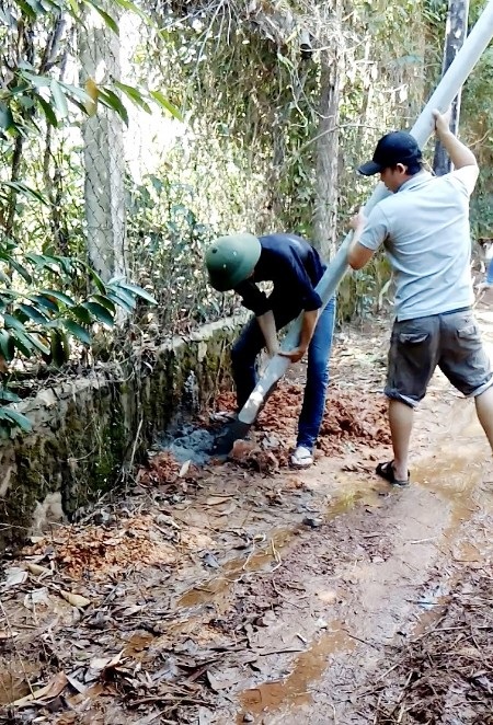 Vụ công ty "ăn" đường công cộng: Lần thứ 4 phá hoại cột điện của dân, chính quyền vẫn...phớt lờ ! - 2 Các đối tượng phá hoại cột điện của phía ông Sỹ lần thứ 4 vào ngày 20/10/2015.