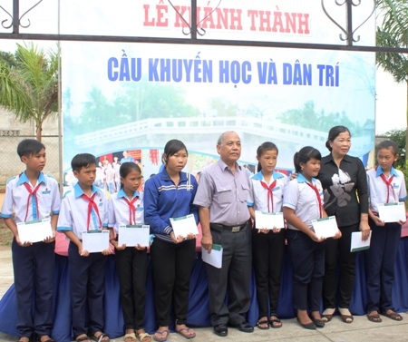 Đại tá Nguyễn Văn Bằng- Chánh văn phòng Quỹ Khuyến học Việt Nam và bà Huỳnh Thu Hiền- Chủ tịch Hội Khuyến học thị xã Giá Rai cùng trao học bổng cho các em học sinh Trường THCS Phong Tân.