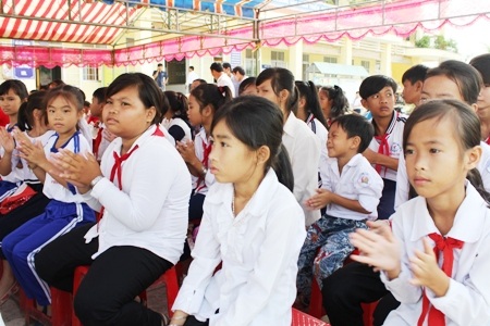 Đông đảo các đại biểu và bà con nhân dân, các em học sinh địa phương cùng tham dự lễ khánh thành cầu Khuyến học & Dân trí trong ngày 27/10.