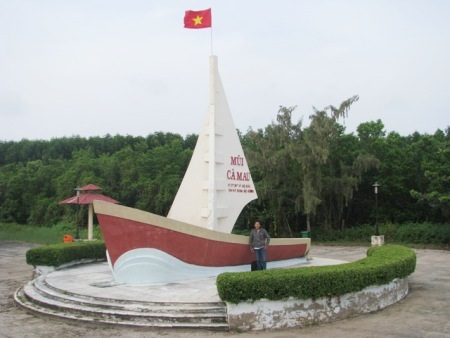 Định hướng sản phẩm du lịch ở Mũi Cà Mau - 1 Biểu tượng Mũi Cà Mau.