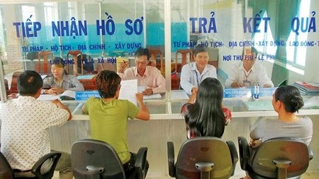 Gắn camera theo dõi cán bộ làm việc với dân - 2 Người dân đến làm giấy tờ tại xã Khánh Hưng rất vui lòng với cách làm việc của các cán bộ xã kể từ khi có camera giám sát.
