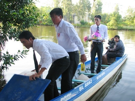Thú vị cảnh rước dâu ở vùng sông nước miền Tây - 16
Một đoàn rước dâu đi bằng phương tiện vỏ lãi trên sông.