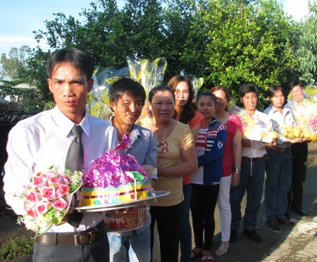 Thú vị cảnh rước dâu ở vùng sông nước miền Tây - 18 Sắp xếp mâm lễ và chờ đến giờ vào cửa đón dâu.