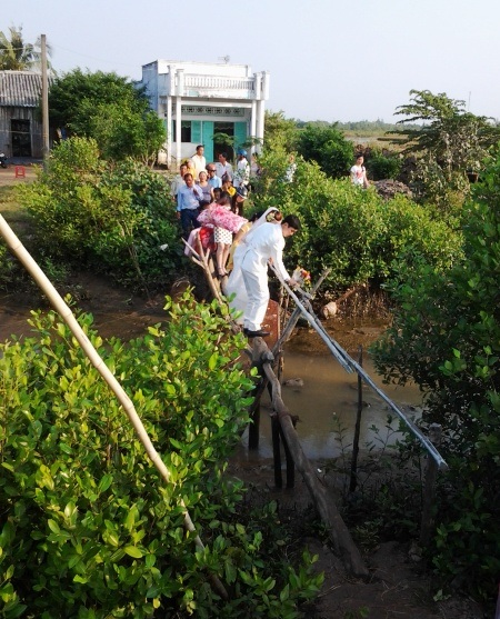 Thú vị cảnh rước dâu ở vùng sông nước miền Tây - 5 Rước dâu qua cầu khỉ vừa đi vừa run.