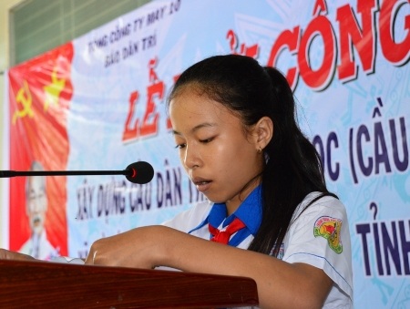 Em Nguyễn Thị Ngọc Hân (đại diện học sinh địa phương) bày tỏ lời cảm ơn nhà tài trợ đã trao các suất học bổng hết sức ý nghĩa.