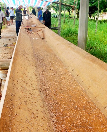 Không còn những cây cổ thụ đúng chuẩn, những tấm ván dài được ghép lại thay thế làm nên chiếc ghe ngo.