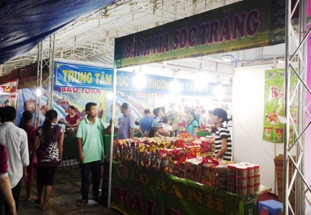 Hàng ngàn người chen chân đi Hội chợ du lịch dịp lễ hội đua ghe Ngo - 2 Hàng ngàn người chen chân đi Hội chợ du lịch dịp lễ hội đua ghe Ngo - 2