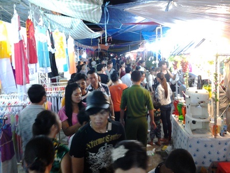 Hàng ngàn người chen chân đi Hội chợ du lịch dịp lễ hội đua ghe Ngo - 5 Các gian hàng tại hội chợ thu hút hàng ngàn người chen chân tham quan, mua sắm.