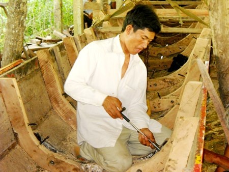 Công đoạn làm chiếc ghe ngo được các thợ chuyên môn cẩn thận xử lý từng tí một.