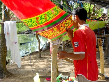 Phần trang trí cũng lắm công phu về màu sắc và thần thái của chiếc ghe ngo.