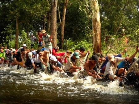 Một đội ghe ngo tập dượt ở ao làng trước khi ra thi đấu ở sông lớn.