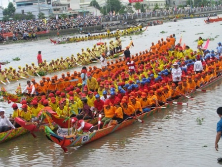 Đua ghe ngo của người Khmer Nam bộ - 9 Đua ghe ngo là một hoạt động hấp dẫn của đồng bào Khmer Nam Bộ, thu hút trăm hàng ngàn người tham gia.