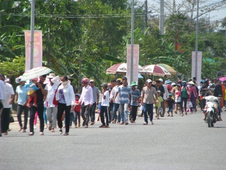 Nắng như lửa đốt, hàng ngàn người vẫn đổ về xem đua ghe Ngo - 1