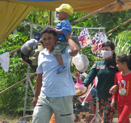 Nắng như lửa đốt, hàng ngàn người vẫn đổ về xem đua ghe Ngo - 2