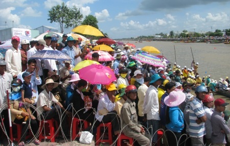Nắng như lửa đốt, hàng ngàn người vẫn đổ về xem đua ghe Ngo - 3