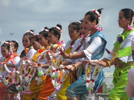 Đội múa của các cô gái Khmer phục vụ màn văn nghệ giữa trời nắng.