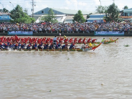 Nắng như lửa đốt, hàng ngàn người vẫn đổ về xem đua ghe Ngo - 10