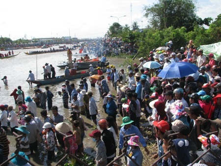 Nắng như lửa đốt, hàng ngàn người vẫn đổ về xem đua ghe Ngo - 6