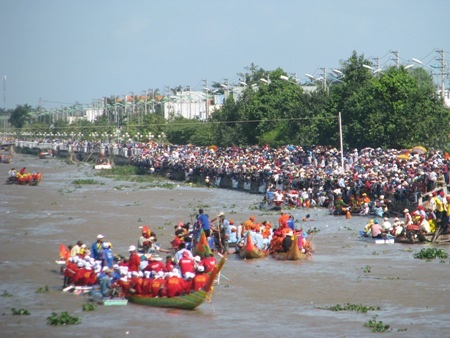 Những màn đua rất quyết liệt cũng như cổ vũ hết mình của đông đảo khán giả bất kể trời nắng nóng như lửa đốt.