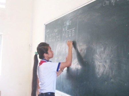 Nữ sinh nghèo không có nhà ở, được bầu là "Thủ lĩnh phong trào học tập" - 1 Ngân xứng đáng là thủ lĩnh trong phong trào học tập của THCS Lý Tự Trọng.