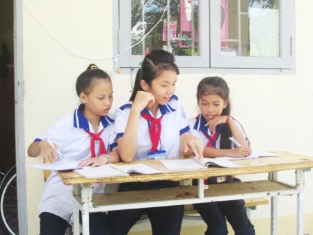 Nữ sinh nghèo không có nhà ở, được bầu là "Thủ lĩnh phong trào học tập" - 2
Em Ngân (giữa) luôn vui vẻ và hướng dẫn nhiệt tình đối với các bạn cùng lớp và lớp dưới bị mất kiến thức.