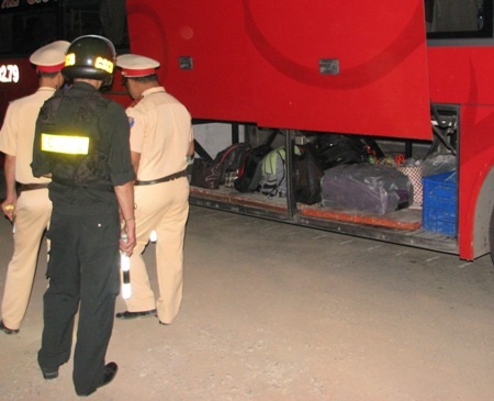 Các chiến sĩ cùng kiểm soát hàng hóa để đảm bảo an toàn.