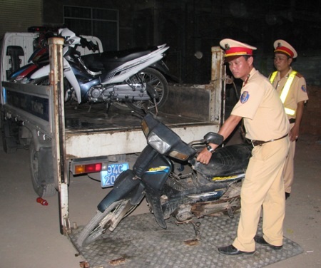 Kết thúc một ngày làm việc của lực lượng CSGT Bạc Liêu là quá nửa đêm, có khi trời đã sáng qua một ngày mới.