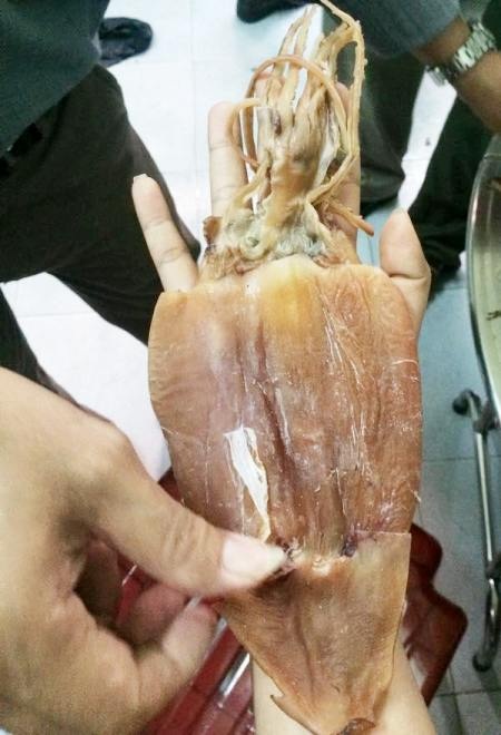 Tạm giữ khô mực nghi bị làm giả bằng cao su - 1 Số khô mực có màu nâu sậm, nghi làm giả bằng cao su được phát hiện.