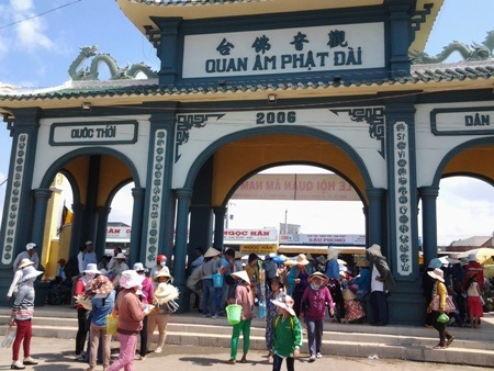 Bạc Liêu có thêm 2 điểm du lịch tiêu biểu ĐBSCL - 5 Quán Âm Phật Đài luôn thu hút đông đảo người dân đến cúng viếng cầu an và tham quan.