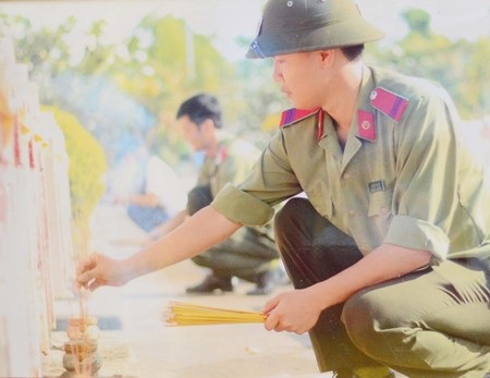 Tuổi trẻ công an uống nước nhớ nguồn, thắp hương cho những liệt sĩ đã hy sinh vì Tổ quốc.