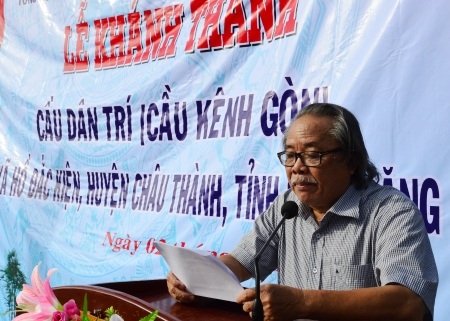 Nhà báo Phan Huy- Trưởng VPĐD báo Dân trí tại ĐBSCL thông qua quyết định trao học bổng cho học sinh nghèo.