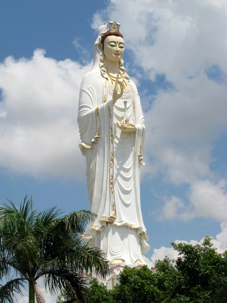 Điểm chùa Hưng Thiện là một điểm du lịch tiêu biểu nằm trên tuyến du lịch đường sông Bạc Liêu - Vàm Lẽo. Chùa Hưng Thiện nổi bật với bức tượng Phật Bà cao nhất ĐBSCL.