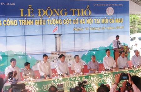 Các đại biểu thực hiện nghi thức động thổ xây dựng công trình Cột cờ Hà Nội tại Mũi Cà Mau.