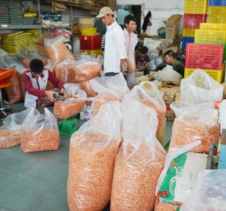 Cận Tết, thực phẩm khô tăng giá vẫn đắt hàng - 2