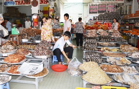 Cận Tết, thực phẩm khô tăng giá vẫn đắt hàng - 4