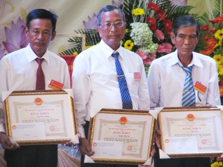 Ông Trần Danh (giữa) trong ngày nhận Bằng khen Dòng họ học tập tiêu biểu của UBND tỉnh Bạc Liêu trao tặng.
