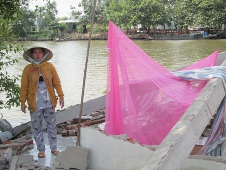 Bà Tuyết bức xúc chỉ những căn nhà vừa bị cưỡng chế.