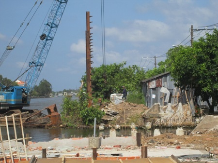 Công trình được cho là đã “lấn sông” để “né” nhà chị ruột của Chủ tịch thị trấn U Minh.