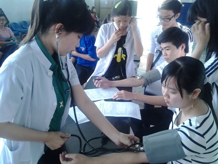 Thu gần 300 đơn vị máu tại “Lễ hội Xuân hồng” 2016 - 1 Nhiều đoàn viên, thanh niên tỉnh Bạc Liêu thời gian qua rất hăng hái đăng ký tham gia hiến máu tình nguyện.