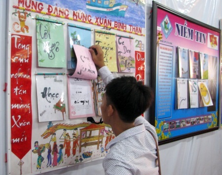 Học sinh Cà Mau đang xem nội dung trong một tờ báo tường đón Xuân.