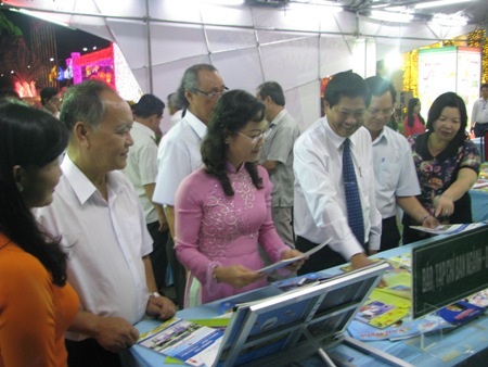 Lãnh đạo tỉnh xem các báo, tạp chí Xuân.