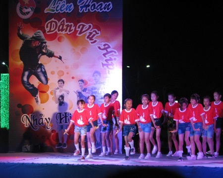 Một số tiết mục văn nghệ sôi nổi tại buổi khai mạc Hội Xuân Bính Thân 2016.