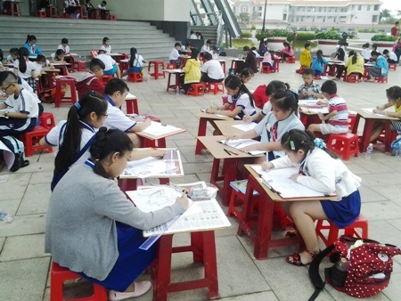 Hơn 100 "họa sĩ nhí" sôi nổi vẽ tranh đón Tết - 2