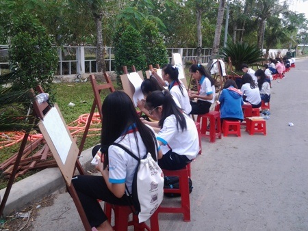 Mỗi em chọn giá vẽ nằm hay đứng để thoải mái thể hiện sự sáng tạo của mình.