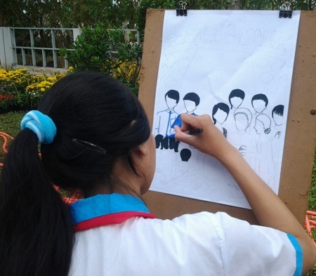 Hơn 100 "họa sĩ nhí" sôi nổi vẽ tranh đón Tết - 4