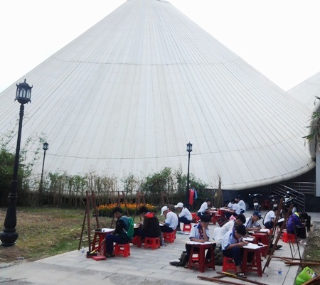 Không gian để các họa sĩ nhí ngồi vẽ được cho là rất ấn tượng với hình ảnh chiếc nón lá nổi bật.